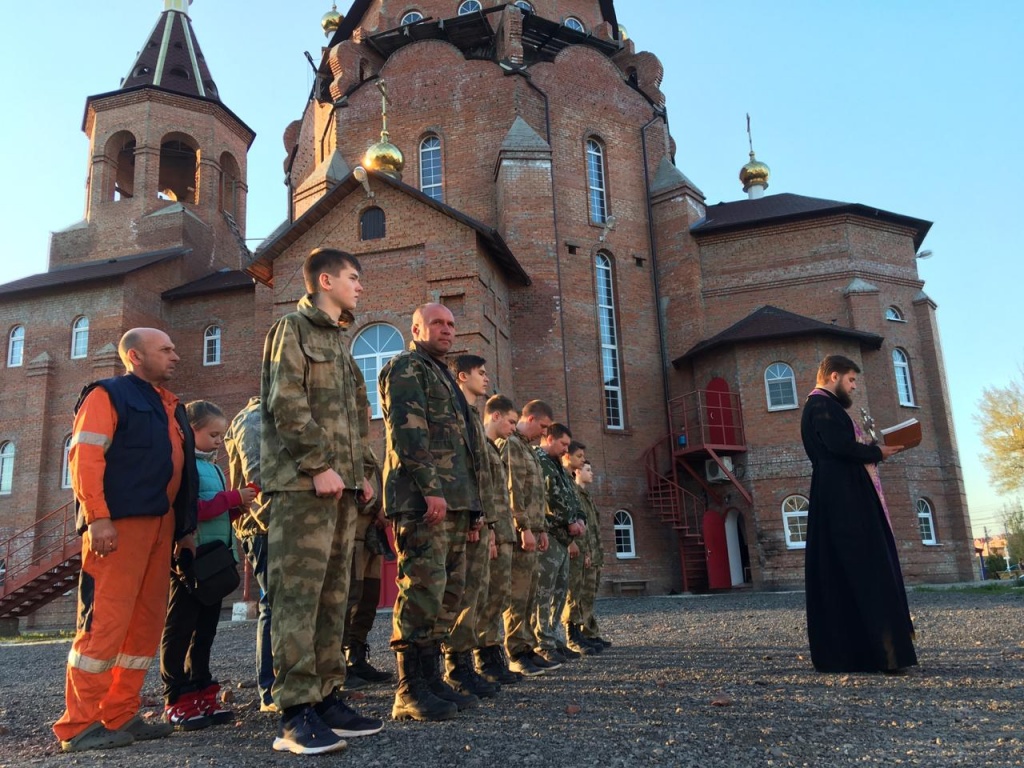 Казаки и кадеты Батайска помогли благоустроить территорию  Николо-Матроновского храма | казак-дона.рф